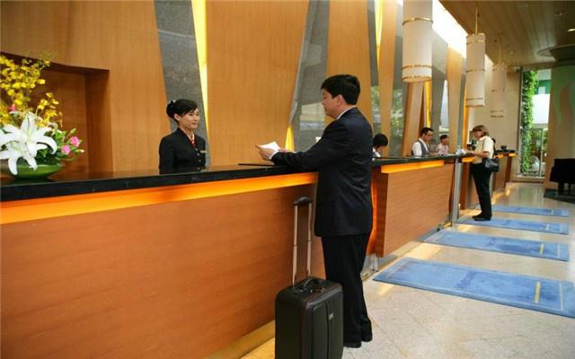 凌晨入住被拒之谜 酒店前台为你揭开行业“潜规则”